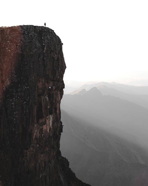 Kostenlos Foto Der Person, Die Auf Klippe Steht Stock-Foto